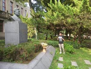 树林前的花园里站着人中度可信度描述已自动生成 树林前的花园里站着人中度可信度描述已自动生成