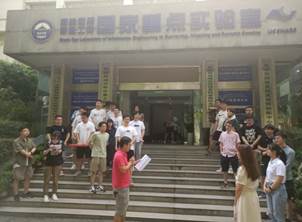 一群人站在商店门口描述已自动生成 一群人站在商店门口描述已自动生成